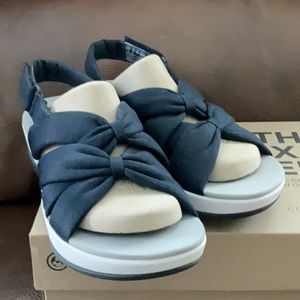 Clarks Arla Meg navy sandal size 8M